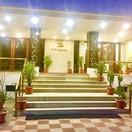 P M Regency Hotel Вадодара Экстерьер фото