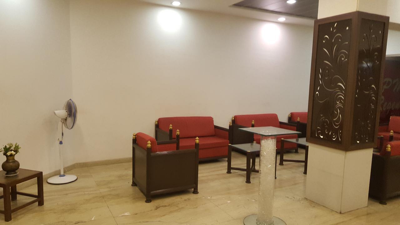 P M Regency Hotel Вадодара Экстерьер фото