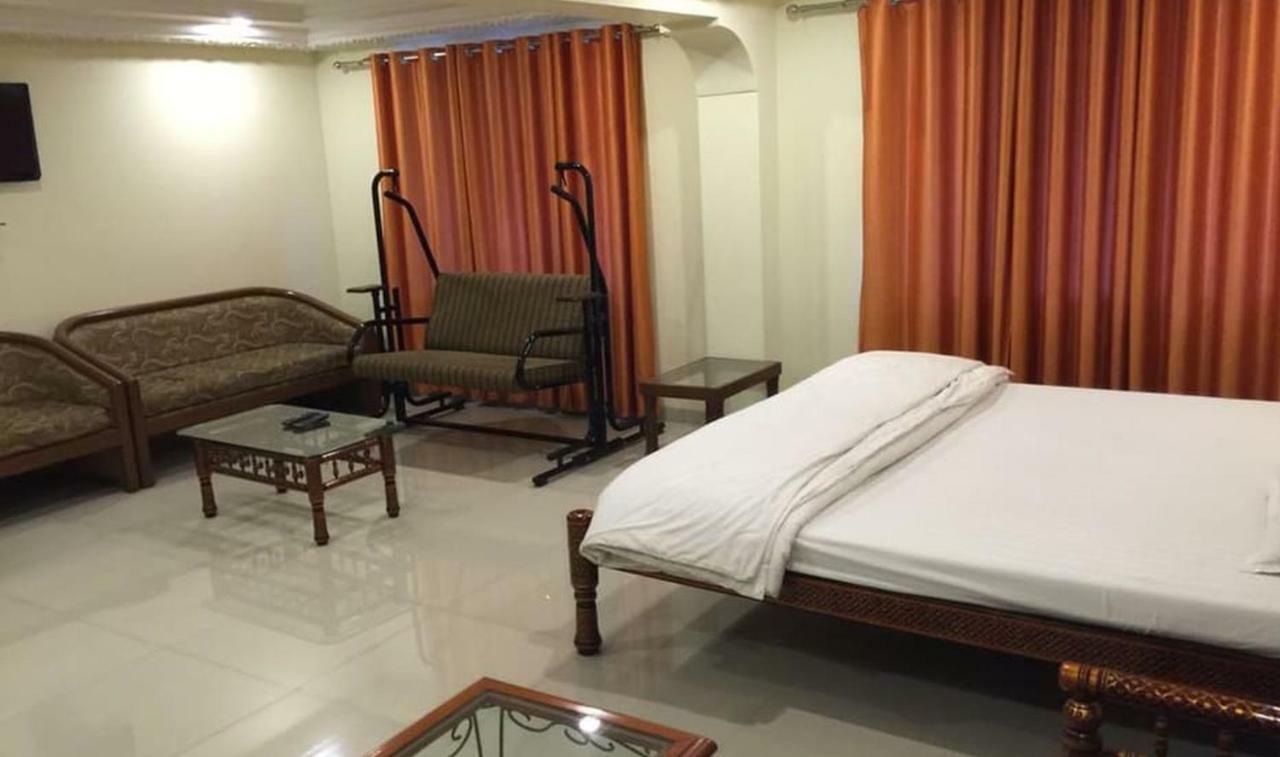 P M Regency Hotel Вадодара Экстерьер фото